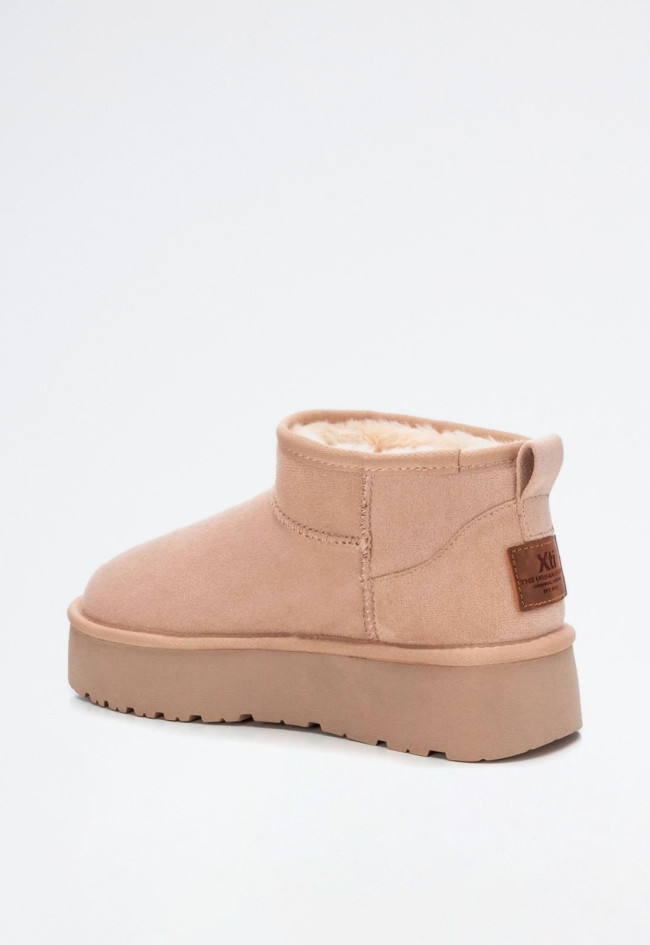 Botín australiano de mujer XTI en antelina beige con plataforma y certificado vegano | Comodidad cálida y tendencia Xti 142212