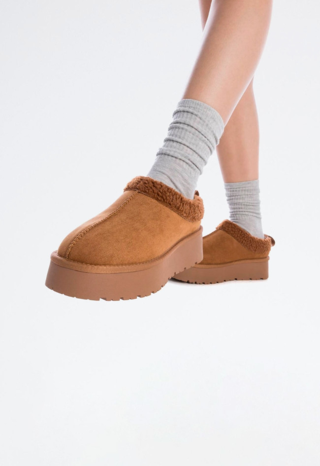 Zueco con pelo de mujer camel Xti 142185
