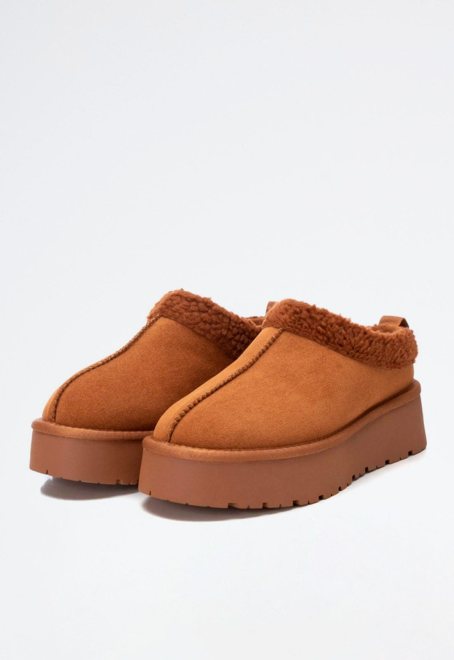 Zueco con pelo de mujer camel Xti 142185