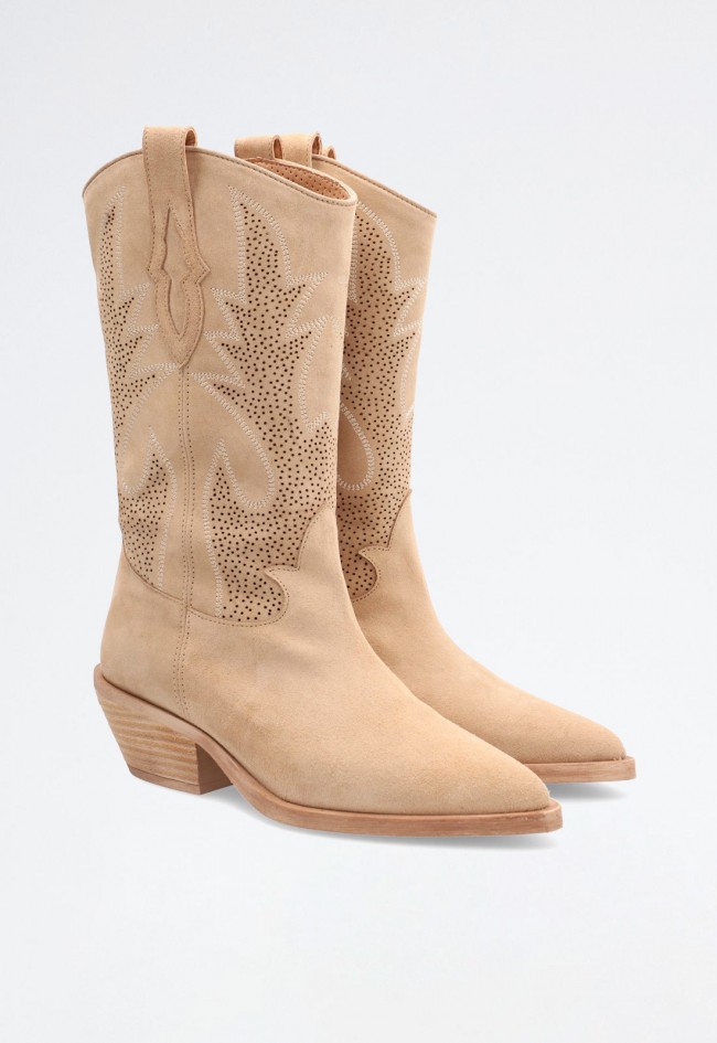 Bota cowboy de mujer en piel beige con bordados, caña media y tacón cómodo | ALPE HOLLY