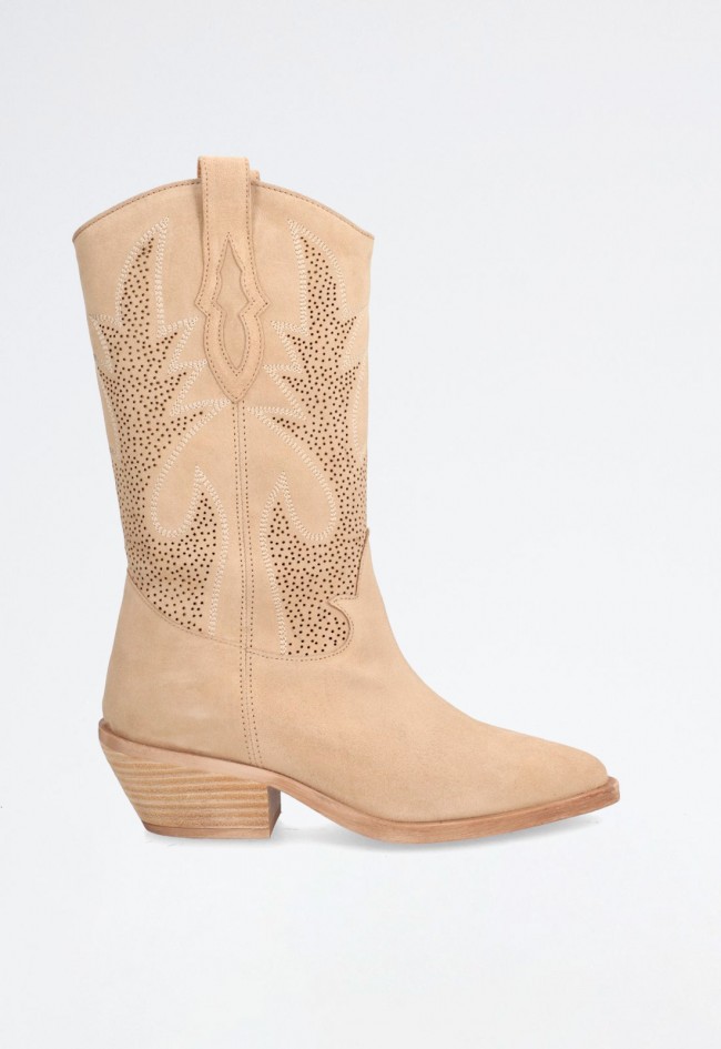 Bota cowboy de mujer en piel beige con bordados, caña media y tacón cómodo | ALPE HOLLY