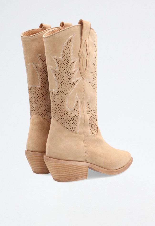 Bota cowboy de mujer en piel beige con bordados, caña media y tacón cómodo | ALPE HOLLY