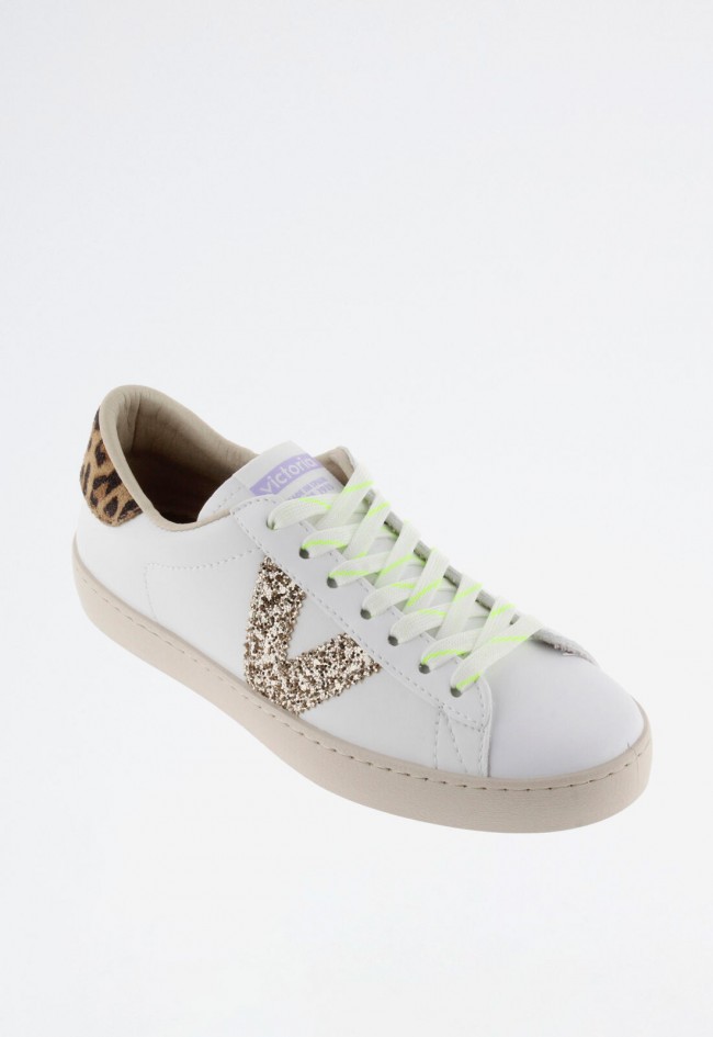 Zapatilla blanca de mujer con glitter y animal print – sostenible, sin componentes animales | VICTORIA Berlín