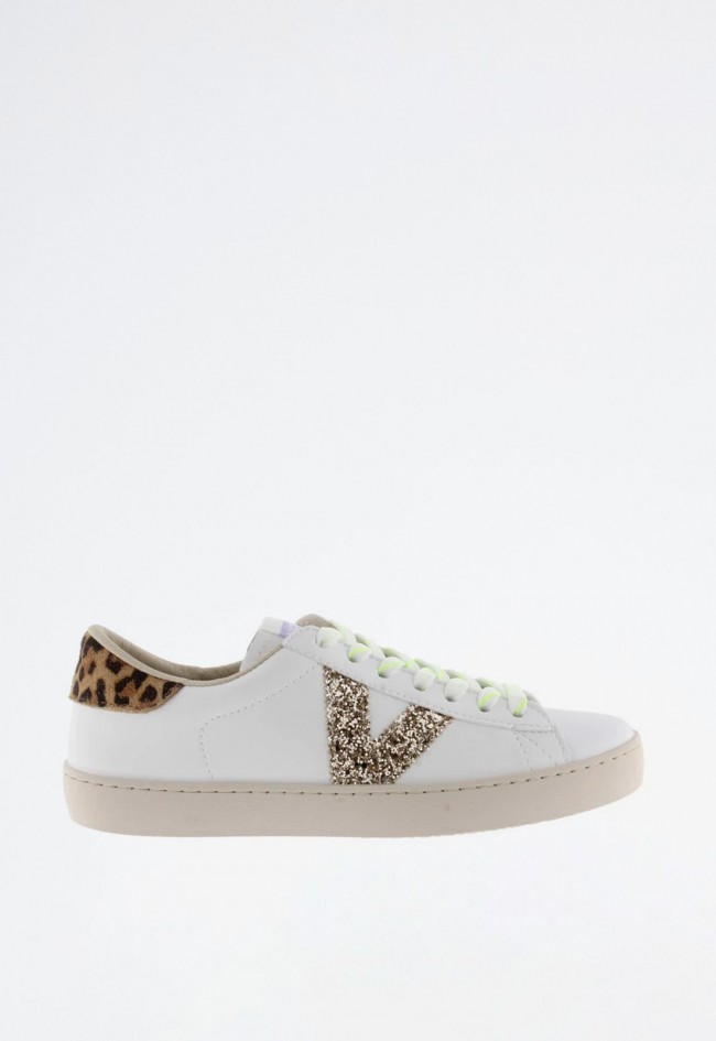 Zapatilla blanca de mujer con glitter y animal print – sostenible, sin componentes animales | VICTORIA Berlín