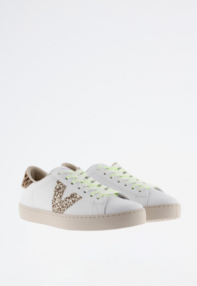 Zapatilla blanca de mujer con glitter y animal print – sostenible, sin componentes animales | VICTORIA Berlín