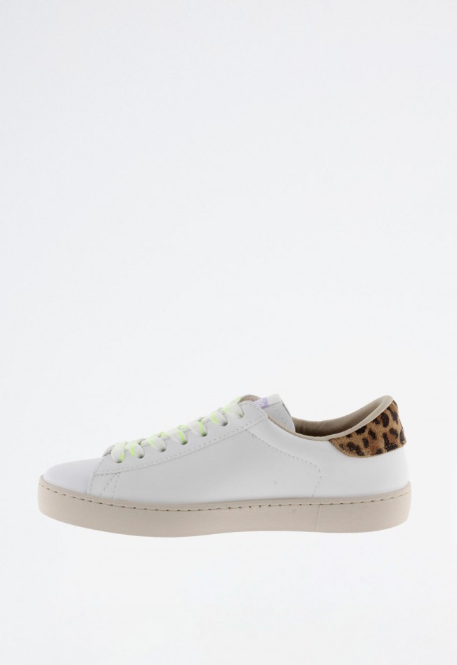 Zapatilla blanca de mujer con glitter y animal print – sostenible, sin componentes animales | VICTORIA Berlín