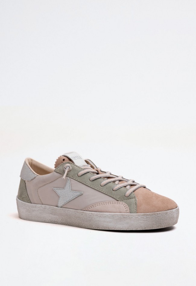 Deportivo de mujer en piel color hielo con estrella plateada lateral | Diseño versátil y fabricado en España | CETTI c-1342