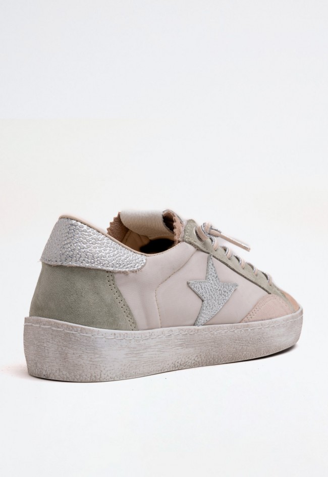 Deportivo de mujer en piel color hielo con estrella plateada lateral | Diseño versátil y fabricado en España | CETTI c-1342