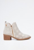 Botín blanco de mujer en antelina troquelada – tacón ancho cómodo y estilo de temporada | XTI143961