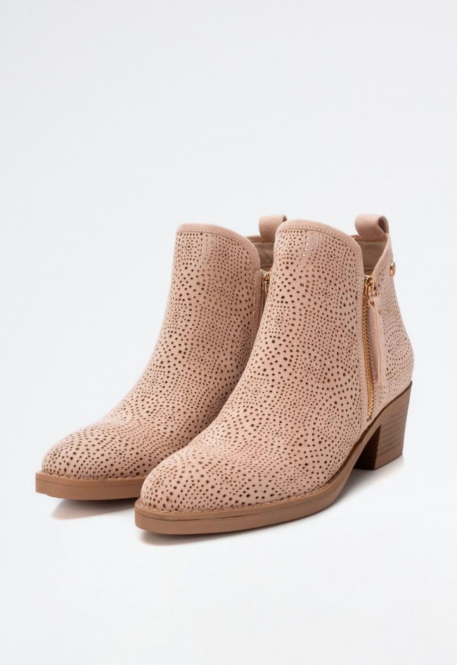Botín de mujer beige en antelina troquelada – tacón cómodo y certificado vegano | XTI 143886