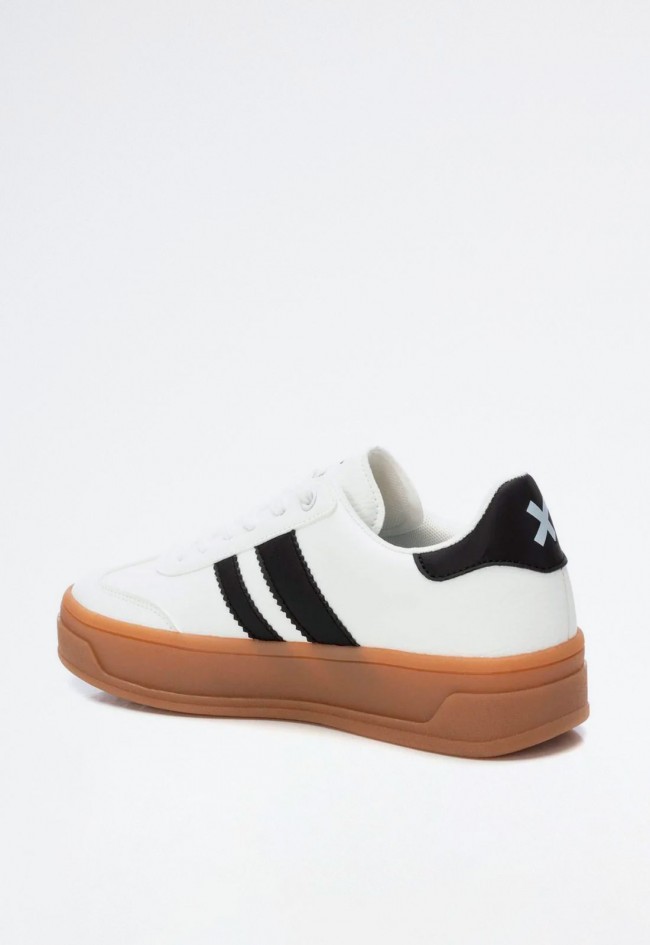 Zapatilla de mujer en efecto piel con suela antideslizante – diseño casual y cómodo | XTI 143645