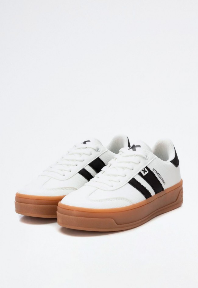 Zapatilla de mujer en efecto piel con suela antideslizante – diseño casual y cómodo | XTI 143645