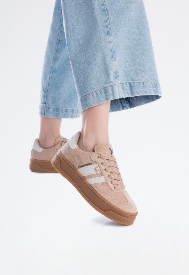 Zapatilla retro de mujer en antelina beige – estilo multicolor y vegana certificada | XTI 143644