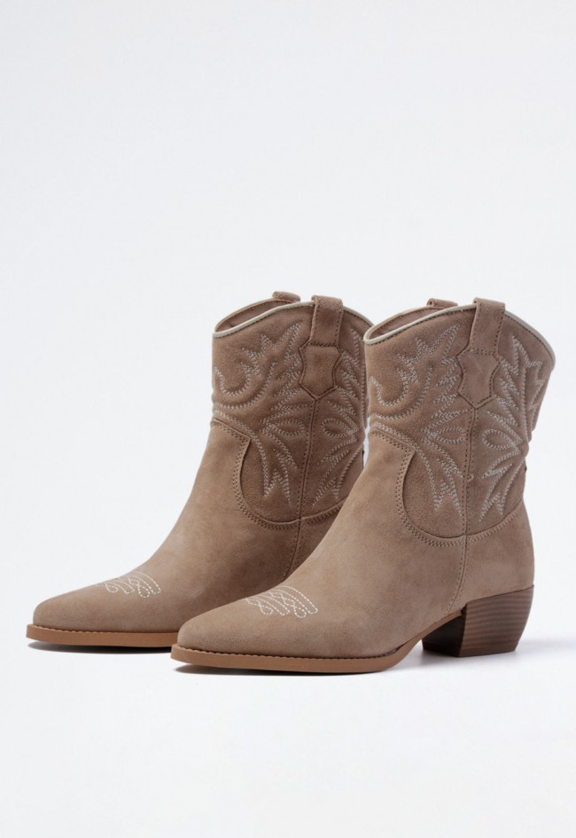 Botín cowboy de mujer en piel arena con bordados estilo western con tacón cómodo | GLO YANINA 7333