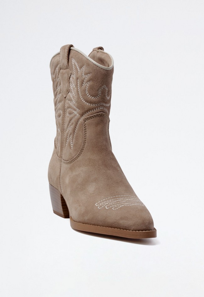 Botín cowboy de mujer en piel arena con bordados estilo western con tacón cómodo | GLO YANINA 7333