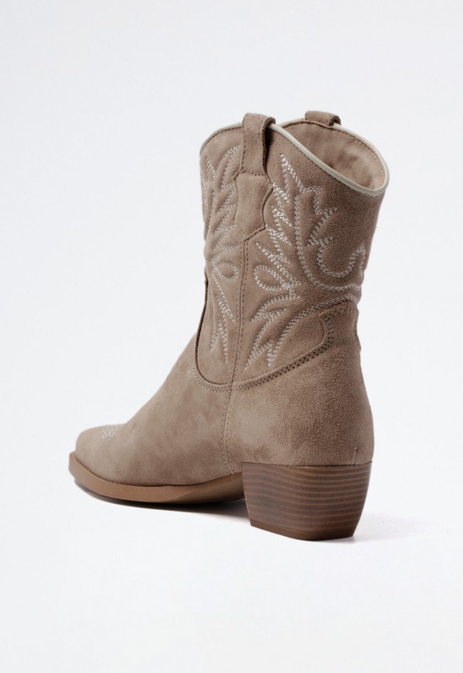 Botín cowboy de mujer en piel arena con bordados estilo western con tacón cómodo | GLO YANINA 7333