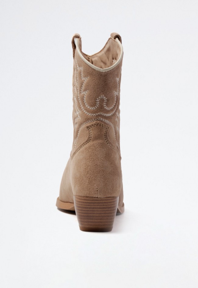 Botín cowboy de mujer en piel arena con bordados estilo western con tacón cómodo | GLO YANINA 7333