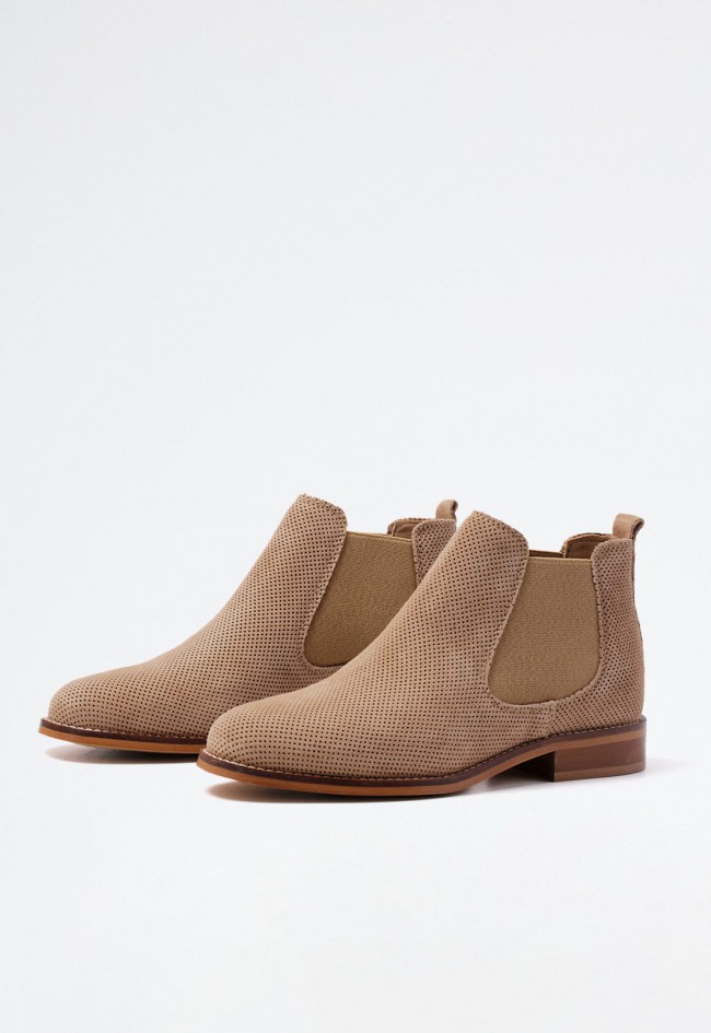 Botín campero de mujer en piel beige con elásticos laterales – diseño cómodo y versátil | GLO aylin 7375