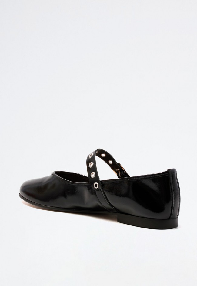 Bailarina de piel brillante negra con tira de tachas y hebilla – en tendencia y con carácter | VAS 3325