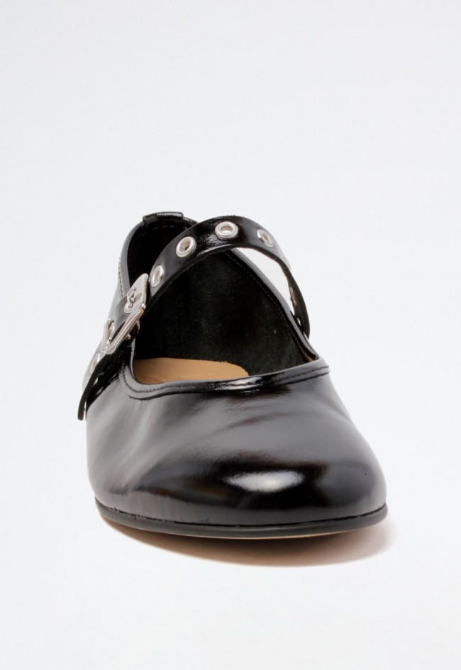 Bailarina de piel brillante negra con tira de tachas y hebilla – en tendencia y con carácter | VAS 3325