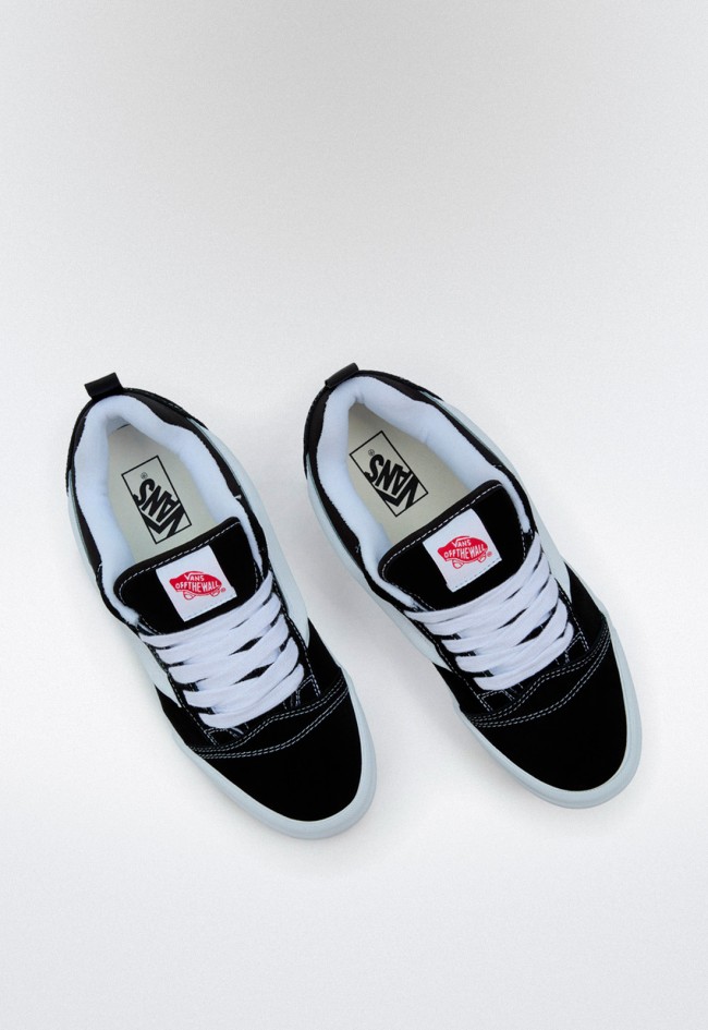 Deportivo de mujer negro VANS knu stack