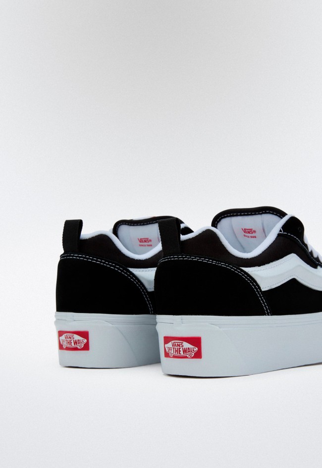 Deportivo de mujer negro VANS knu stack