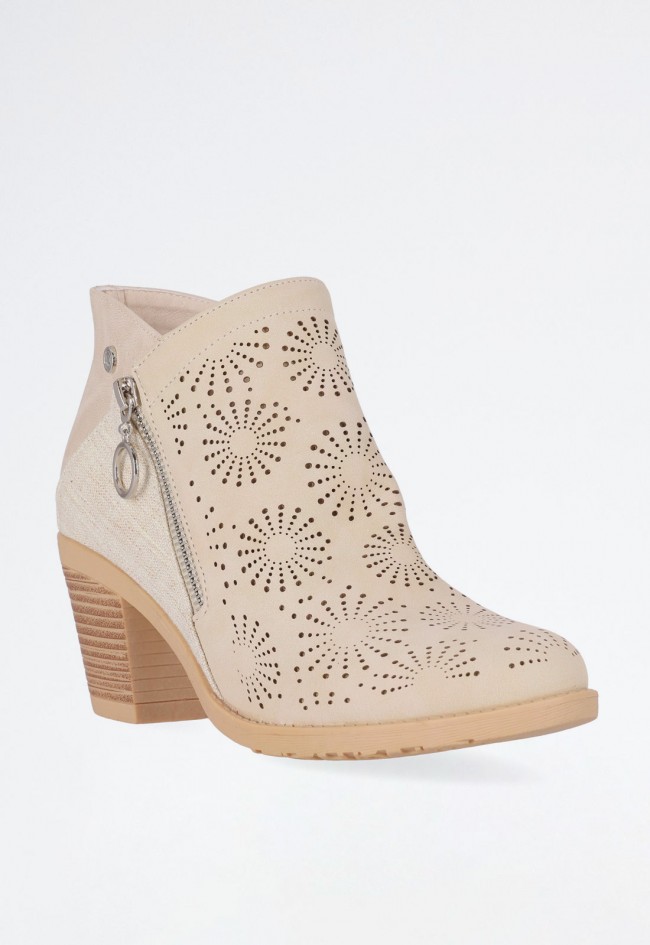 Botín campero de mujer beige en piel vegana – tacón medio, diseño perforado y estilo diario | CHIKA10