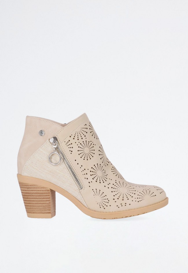 Botín campero de mujer beige en piel vegana – tacón medio, diseño perforado y estilo diario | CHIKA10