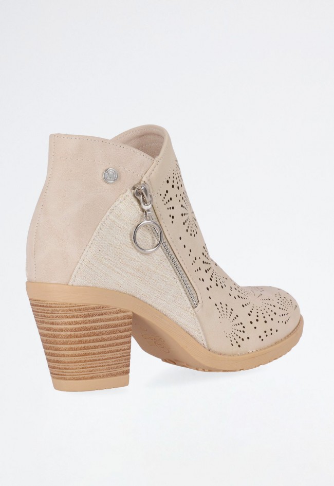 Botín campero de mujer beige en piel vegana – tacón medio, diseño perforado y estilo diario | CHIKA10