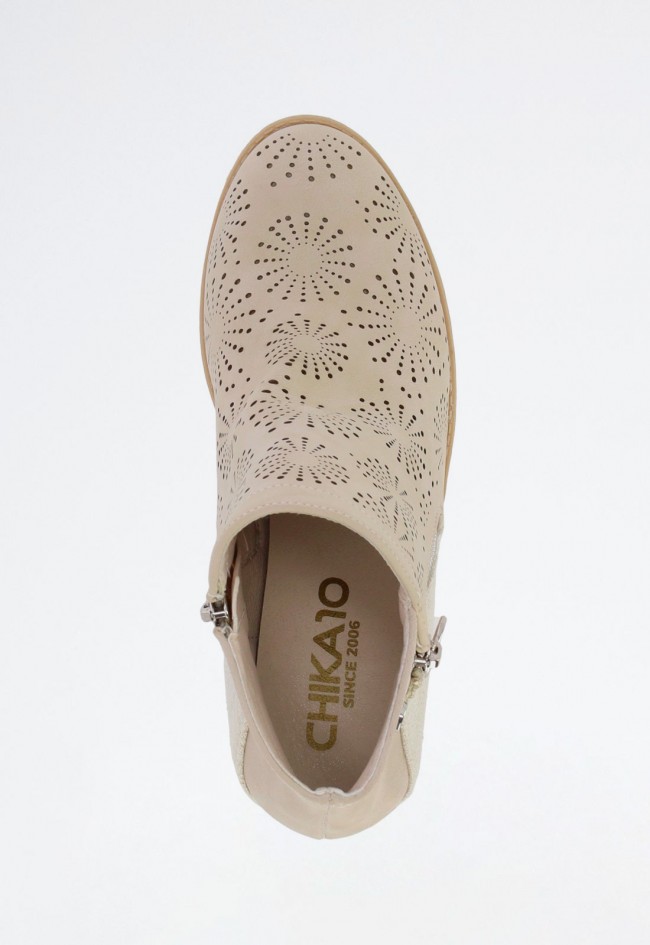Botín campero de mujer beige en piel vegana – tacón medio, diseño perforado y estilo diario | CHIKA10
