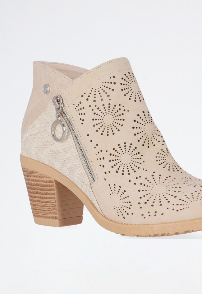 Botín campero de mujer beige en piel vegana – tacón medio, diseño perforado y estilo diario | CHIKA10