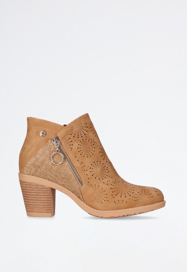 Botín de mujer en piel vegana con tacón medio – diseño perforado y confort diario | CHIKA10
