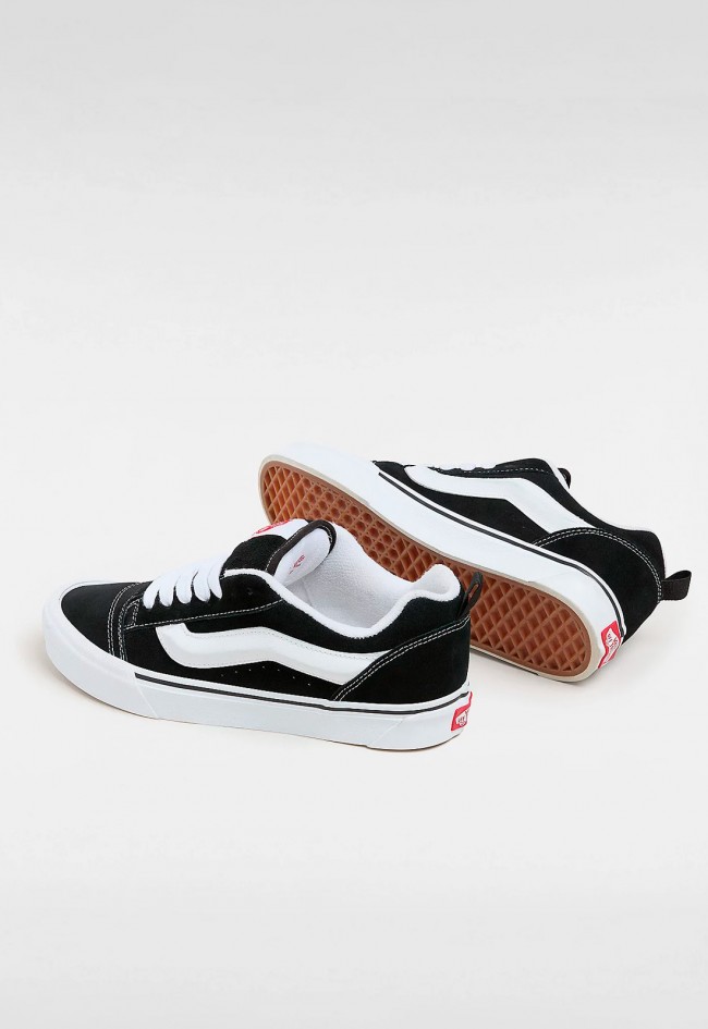Zapatillas Vans Knu Skool negras con lengüeta acolchada y Sidestripe 3D | Estilo retro actualizado con máxima comodidad