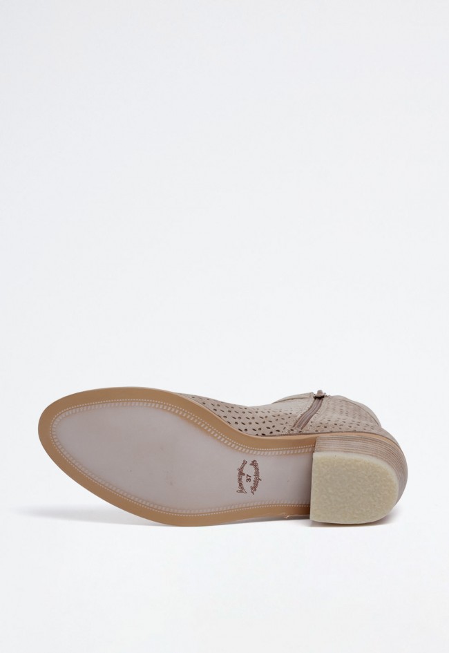 Botín de mujer en piel color dessert – caña baja, tacón cómodo y cremallera lateral | ALPE NELLY