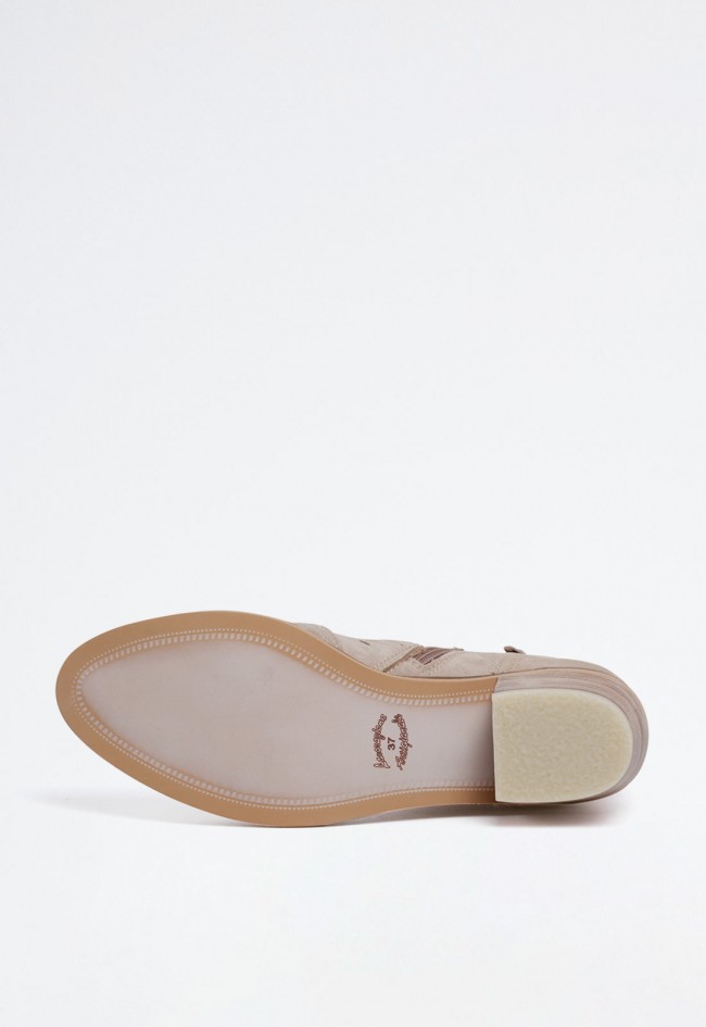 Botín campero de mujer en piel color dessert – caña baja, tacón cómodo y cremallera lateral | ALPE NELLY