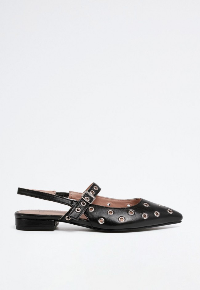 Zapato plano de piel negro con tachas y hebilla – destalonado y casual para mujer | TOP3