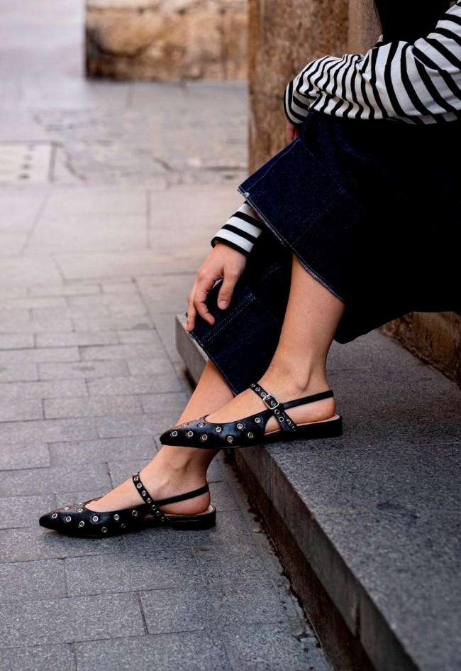 Zapato plano de piel negro con tachas y hebilla – destalonado y casual para mujer | TOP3