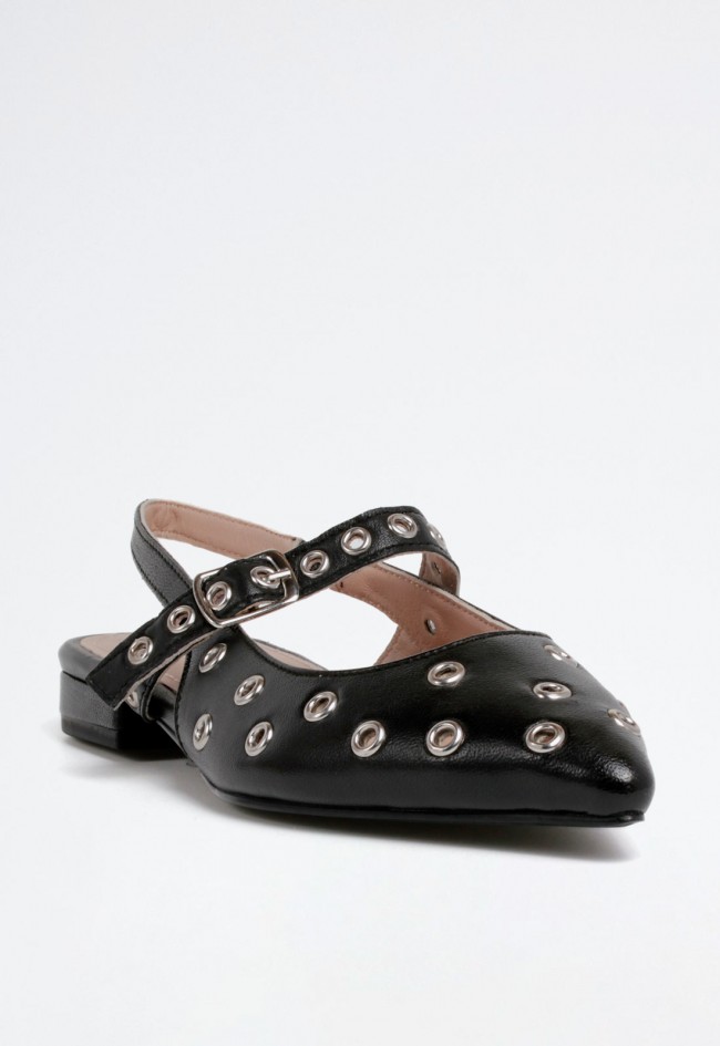 Zapato plano de piel negro con tachas y hebilla – destalonado y casual para mujer | TOP3