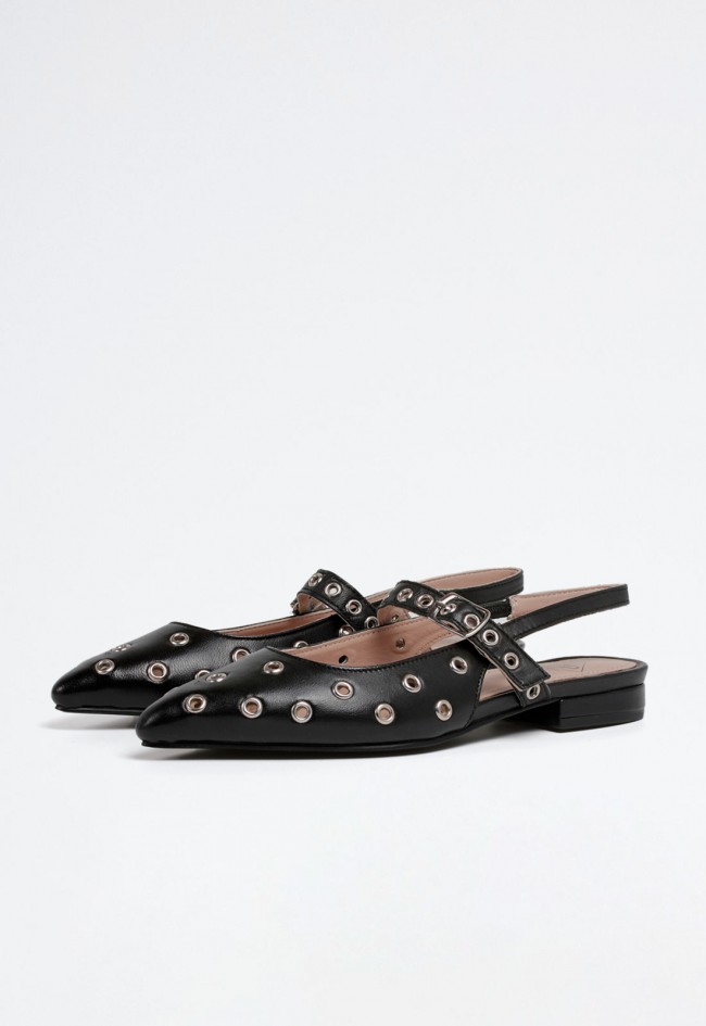 Zapato plano de piel negro con tachas y hebilla – destalonado y casual para mujer | TOP3