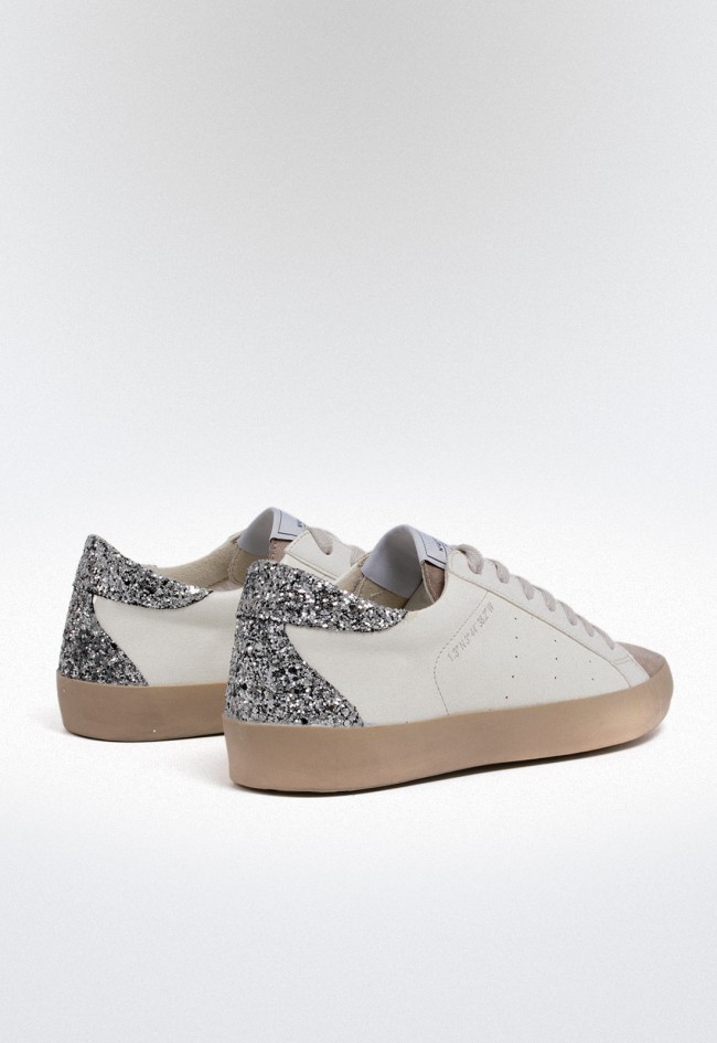 Deportivo de mujer en color plata con detalle glitter – estilo urbano y toque brillante | WHY PINK M5040