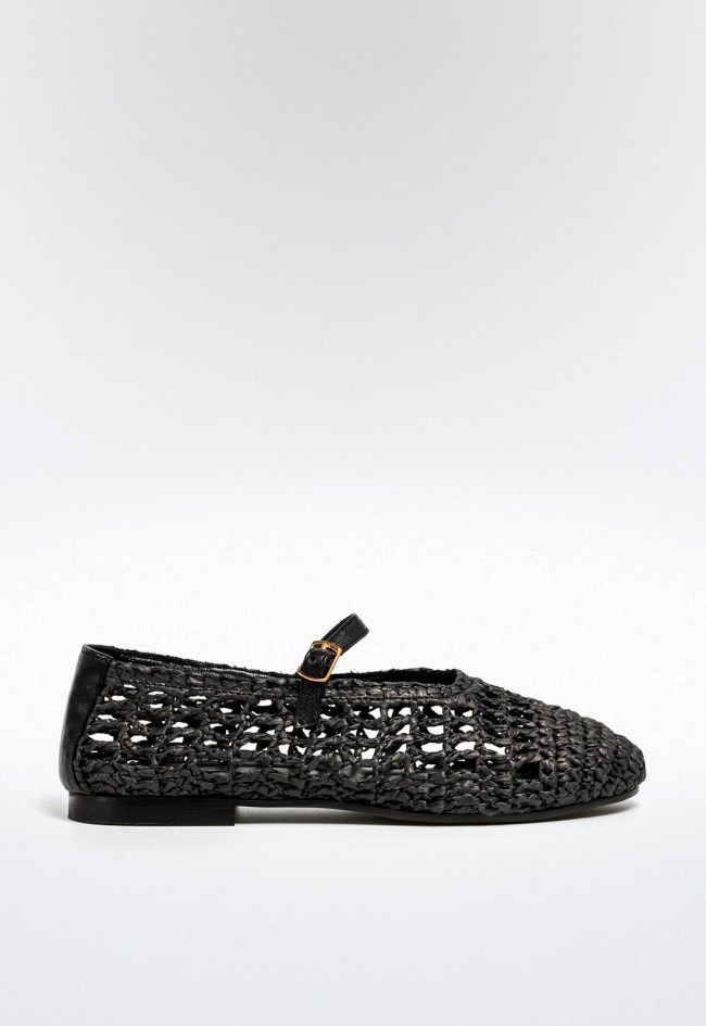 Bailarina plana de mujer en rafia negra trenzada con diseño cerrado y tira con hebilla dorada VAS 100251375