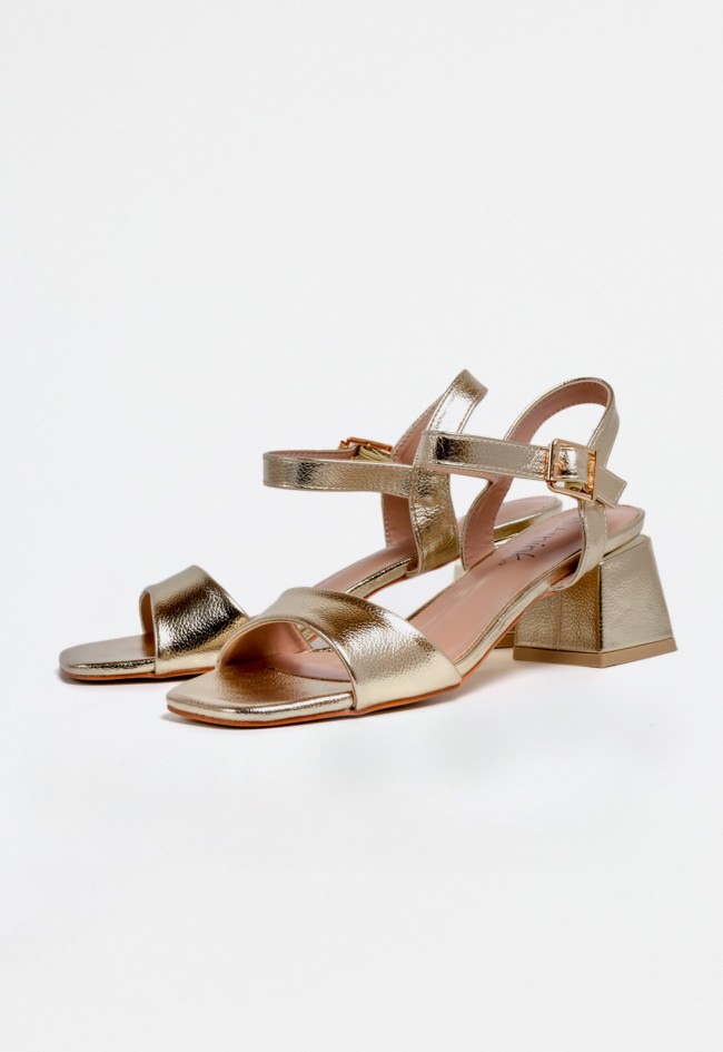 Sandalia de mujer en color oro brillante – elegante, versátil y con efecto luminoso | Why Pink? 60-2591