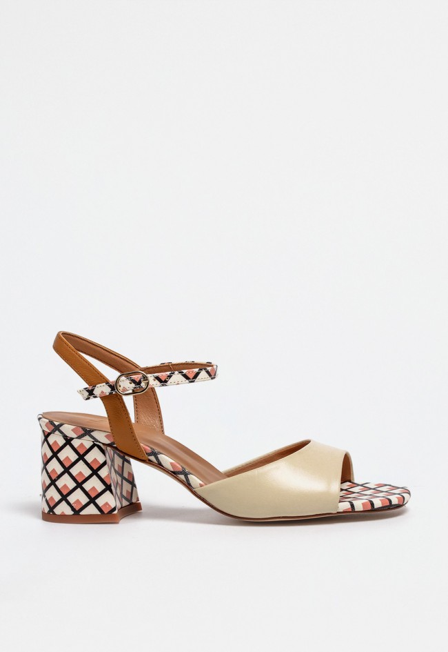 Sandalia de vestir beige de mujer en piel con tacón ancho estampado y hebilla pequeña | Marca GLO Glo chija