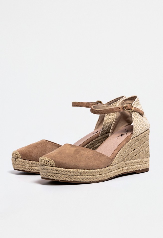 Alpargata de cuña en color camel con suela de esparto y cierre de hebilla dorada | Why Pink? m5391
