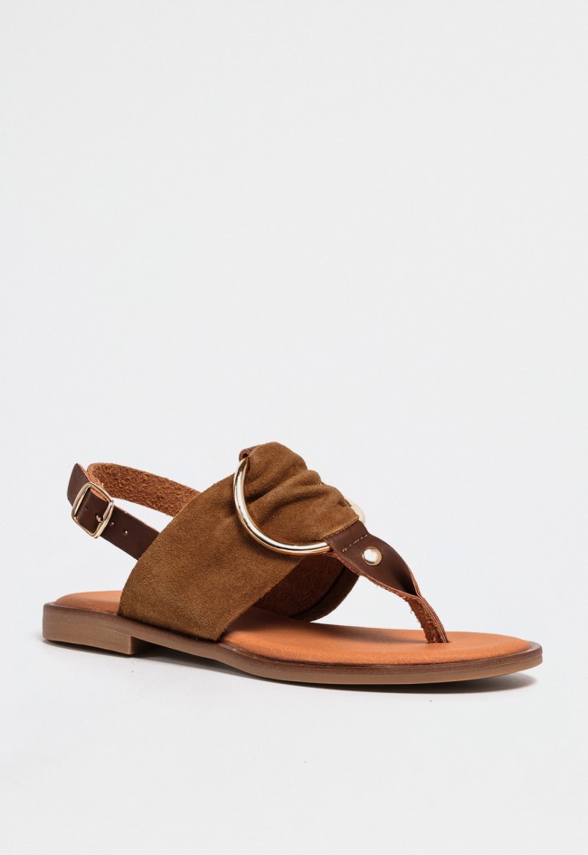 Sandalia plana de dedo de piel en color cuero con hebilla lateral | Diseño elegante y actual VAS musaka 07