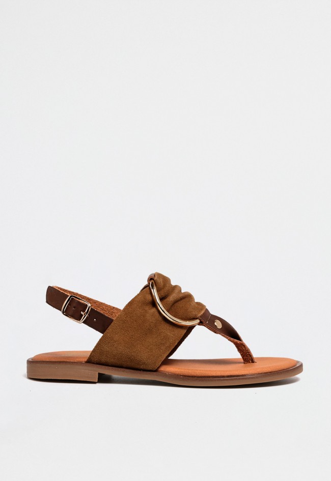 Sandalia plana de dedo de piel en color cuero con hebilla lateral | Diseño elegante y actual VAS musaka 07