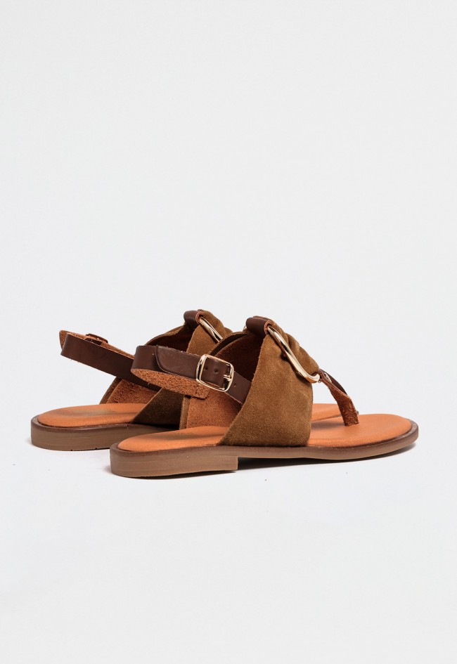 Sandalia plana de dedo de piel en color cuero con hebilla lateral | Diseño elegante y actual VAS musaka 07