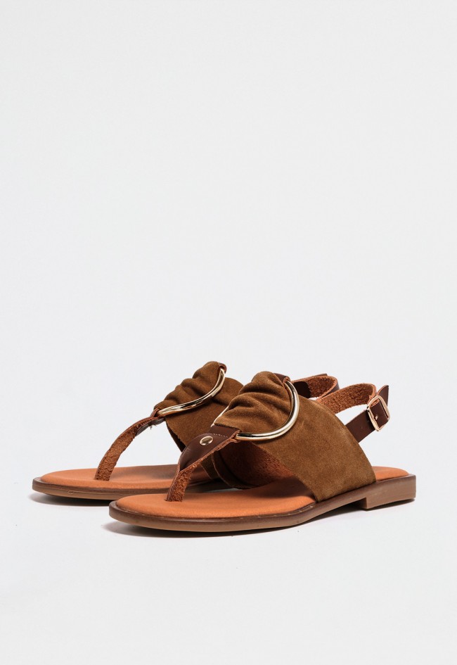 Sandalia plana de dedo de piel en color cuero con hebilla lateral | Diseño elegante y actual VAS musaka 07