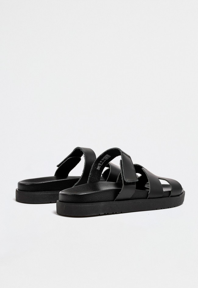 Sandalia plana negra de mujer en piel con cierre cruzado de velcro y suela de caucho | Diseño bio de VAS morena-125