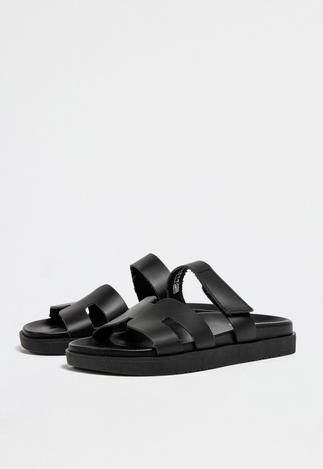 Sandalia plana negra de mujer en piel con cierre cruzado de velcro y suela de caucho | Diseño bio de VAS morena-125